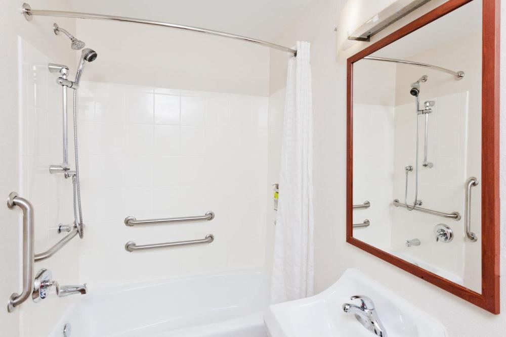 Candlewood Suites EASTCHASE PARK Image 40